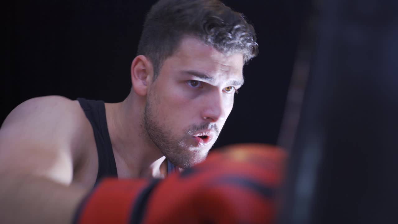 복싱에서, 남성 싸움 ⁇ 은 가속화하고 그의 주먹을 강화하고,  ⁇ 싱백을 때립니다.