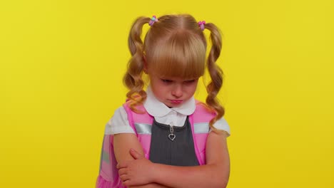 verärgert enttäuscht blondes teenager schulmädchen kind und weint von verzweiflung wegen unfairen dingen