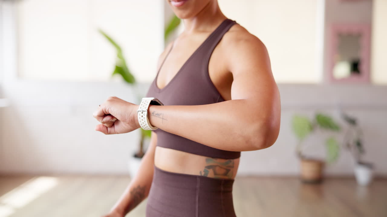 Donna che utilizza smartwatch durante l'allenamento
