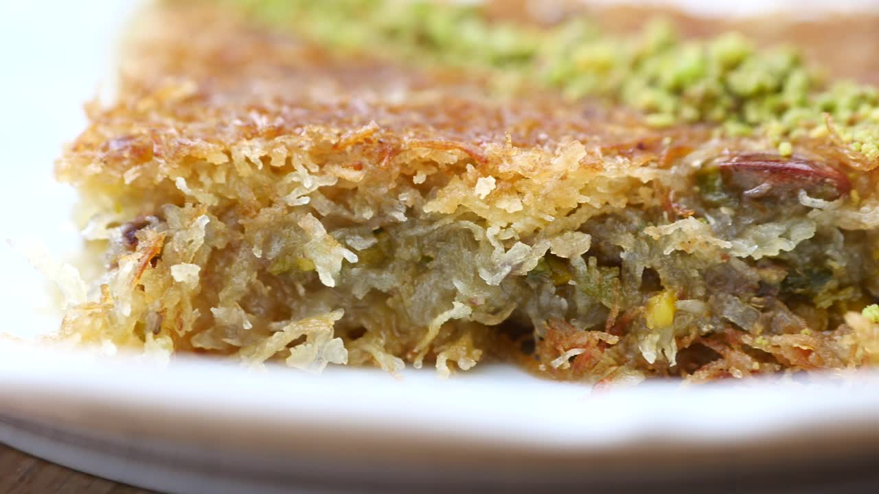un primer plano del delicioso postre turco kunafa