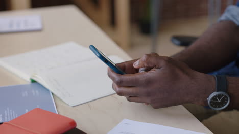 Cerrar-Las-Manos-Usando-Mensajes-De-Texto-De-Teléfonos-Inteligentes-Navegando-Escribiendo-Mensajes-En-Tecnología-De-Telefonía-Móvil-Empresario-Redes-Enviando-Mensajes-De-Correo-Electrónico-Sms