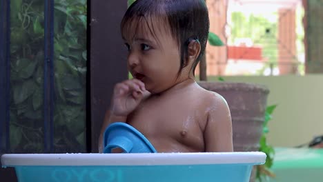 Niño-Disfrutando-De-Bañarse-En-La-Bañera-Al-Aire-Libre-Desde-Una-Perspectiva-única