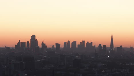 Enge-Luftbildaufnahme-Der-Skyline-Von-London,-Die-Sich-Im-Morgenlicht-Abhebt