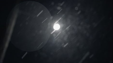 nevada de invierno por la noche nevando en la calle de la ciudad en la luz de la calle
