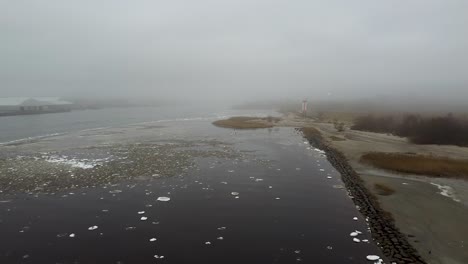 Vista-Aérea-De-Drones-De-Un-Topo-De-Piedra-A-Partir-De-Una-Playa-En-Un-Día-De-Otoño-Nublado-Y-Nublado