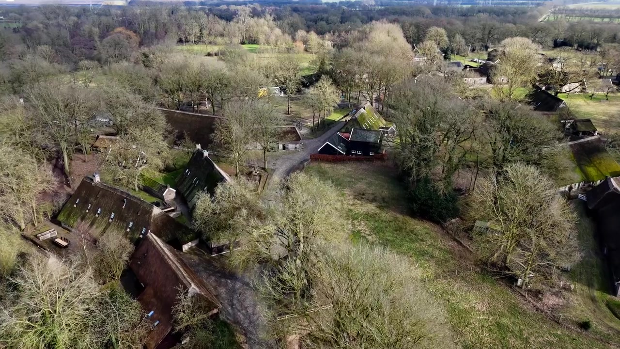 Gebäude von Orvelte, einem historischen Kulturerbe-Dorf in Drenthe, Niederlande. Das Video zeigt traditionelle reetgedeckte Bauernhäuser und die friedliche Landschaft, die dieses malerische niederländische Dorf umgibt.
