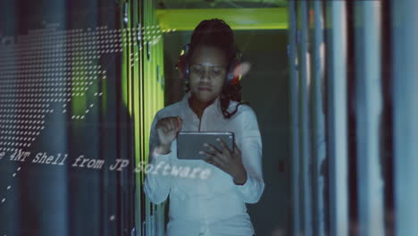 animación de procesamiento de datos sobre ingeniera informática afroamericana por servidores de computadora
