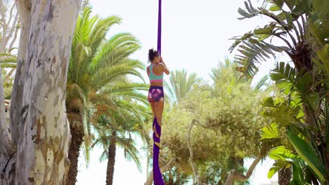 joven acrobática haciendo un baile exótico