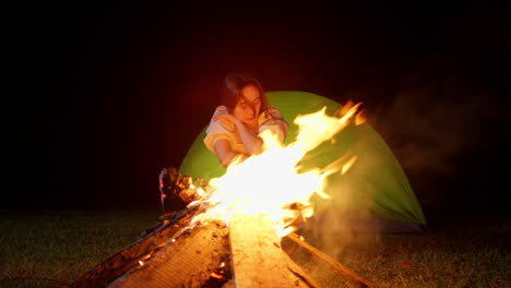 Retrato-De-Una-Mujer-Asiática-Solitaria-Frente-A-Una-Hoguera-Mientras-Acampaba-Al-Aire-Libre