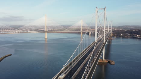 vue aérienne du quatrième pont routier avec le queensferry crossing en arrière-plan