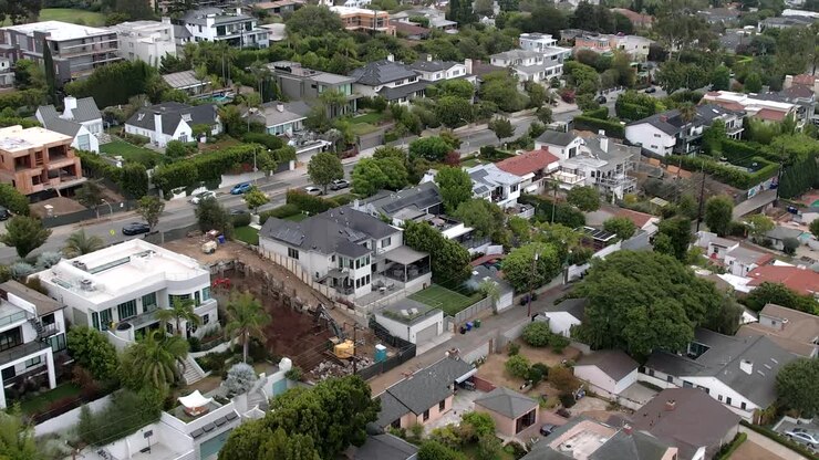 Sorvolo aereo di case di lusso in un diversificato quartiere residenziale di Brentwood di giorno