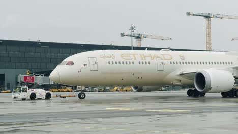 etihad airways boeing 787 pushback operation on vienna apron