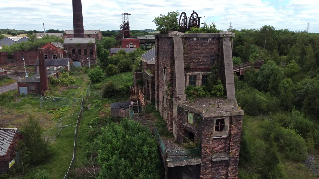 버려진 오래되고 자란 탄광 산업 녹슨 바퀴 건물 조감도 닫기 궤도 오른쪽