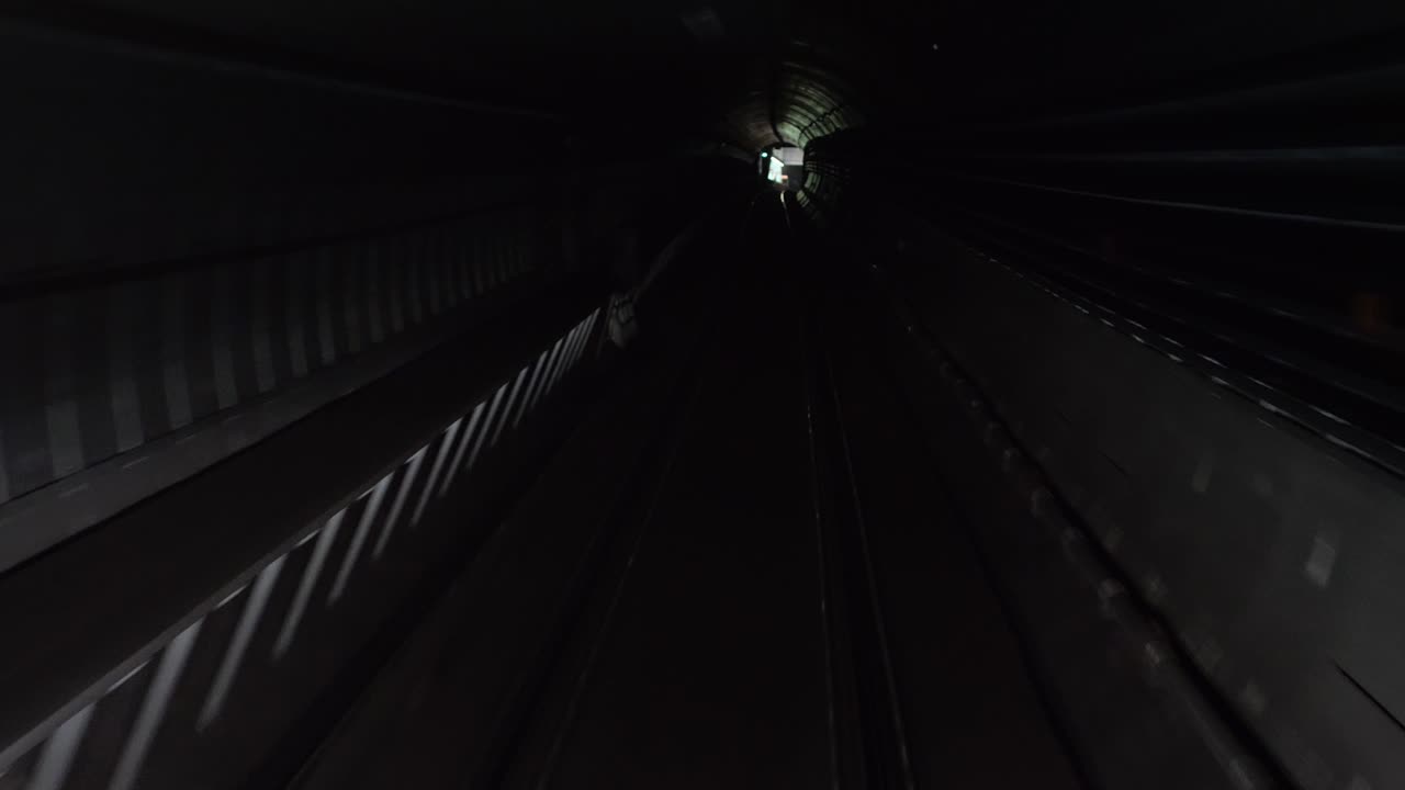 비카스 파크 지하철역, 켈레티 켈렌폴드에 도착하는 지하철 4호선의 어두운 터널 전망