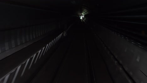 vista del túnel oscuro de la línea de metro número 4 que llega a la parada de metro de bikas park, kelety kelenfold