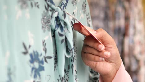 blusa de mujer con estampado floral siendo examinada