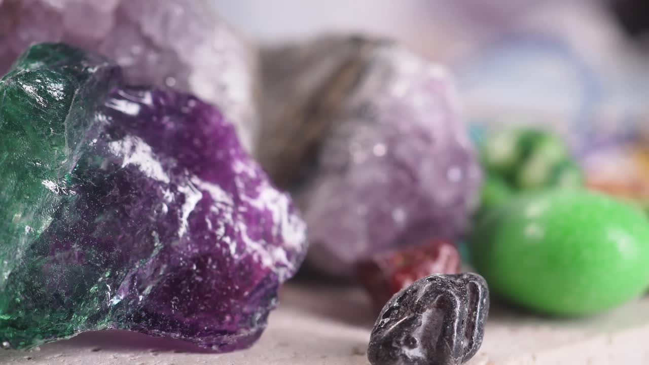 Primo piano di cristalli di fluorite colorati