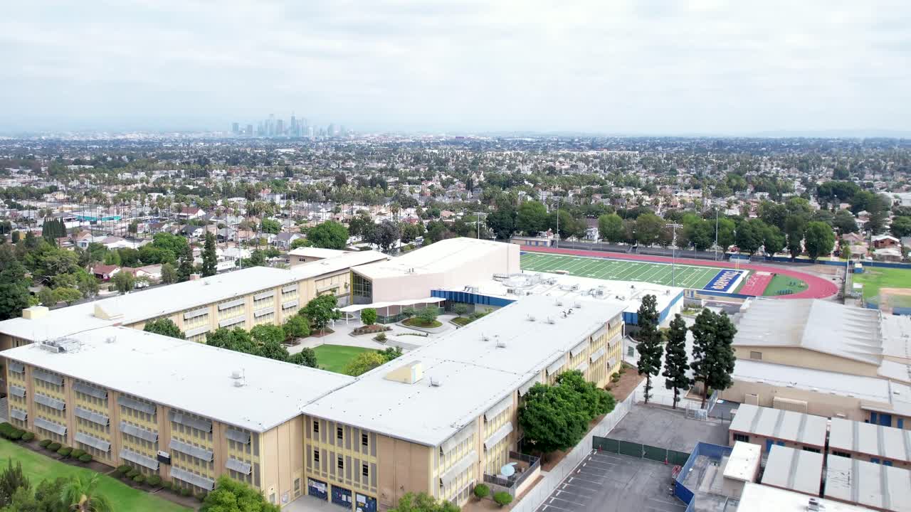 crenshaw high school, mala zona de los angeles, comunidad del centro sur, con vistas a la ciudad, antena en ascenso