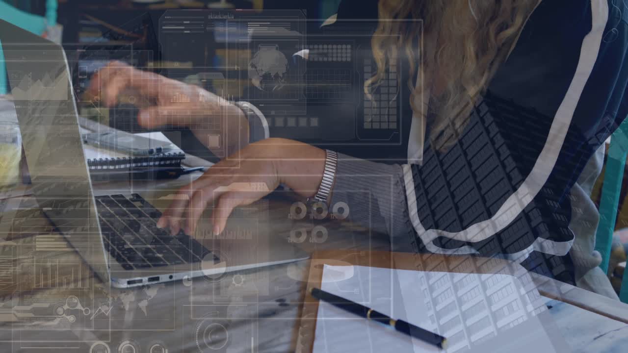 animación de la interfaz con el procesamiento de datos sobre la sección media de una mujer que usa una computadora portátil en la oficina