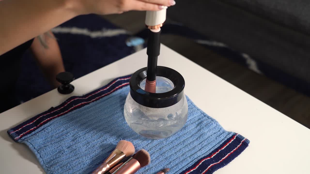 gadget que ayuda a lavar las brochas fácil y rápidamente.