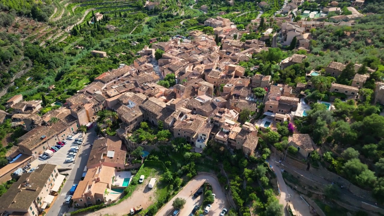 Drone a bassa angolazione che si allontana