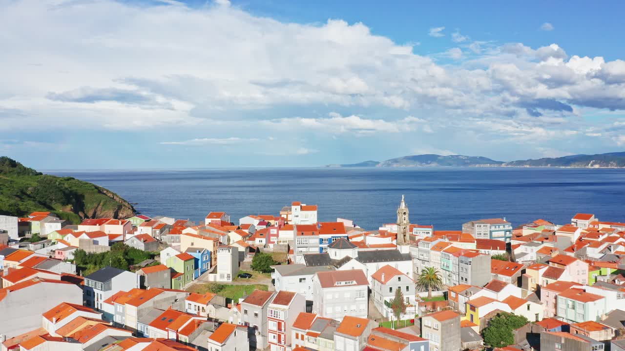 바다가 보이는 해안 언덕 꼭대기에 있는 전통적인 북부 스페인 마을