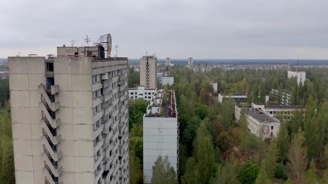 disparo de drones de edificios destruidos en la ciudad abandonada de pripyat en ucrania - desastre de chernobyl - antena