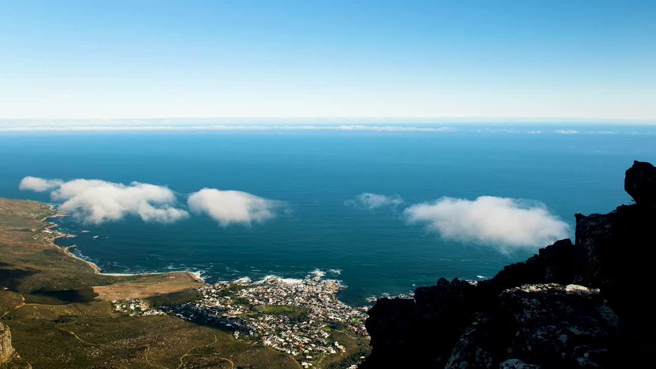경치 좋은 대서양 해안, 케이프 타운의 테이블 산에서 구름 위를 봅니다.