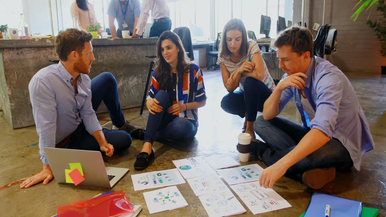 gente de negocios discutiendo sobre documentos 4k