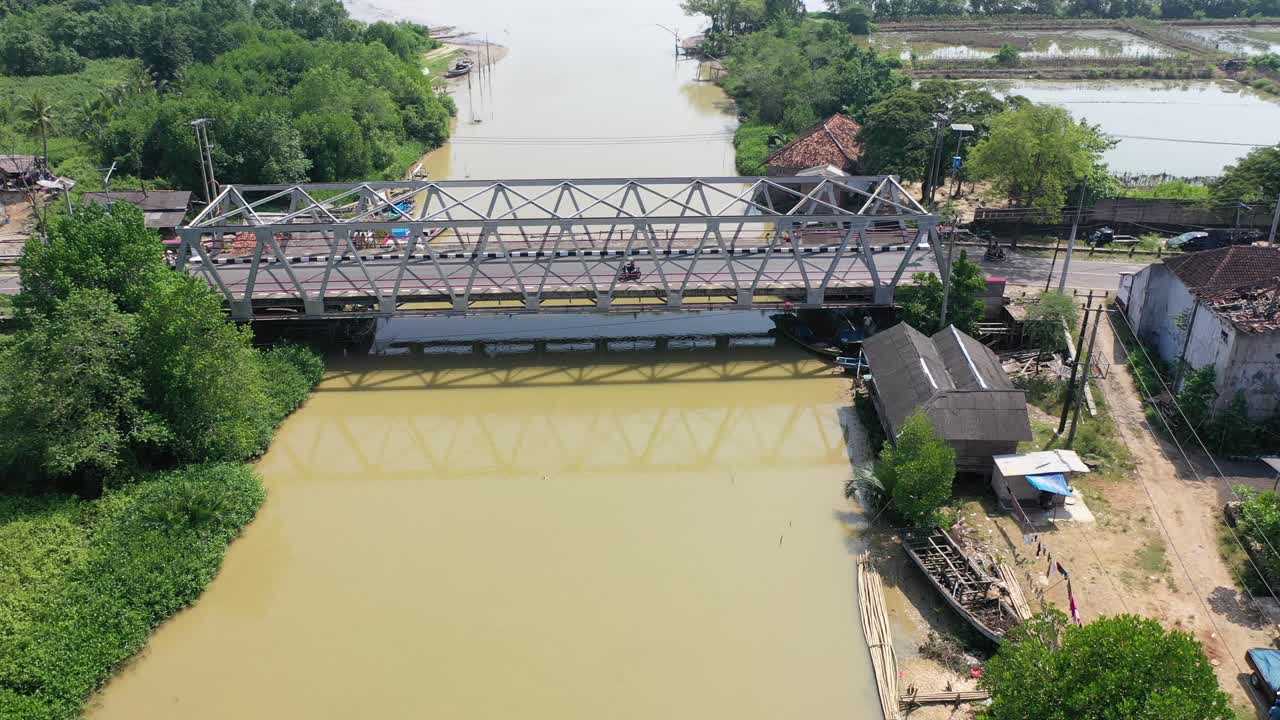 vista aérea del río, el puente y el paisaje del pueblo