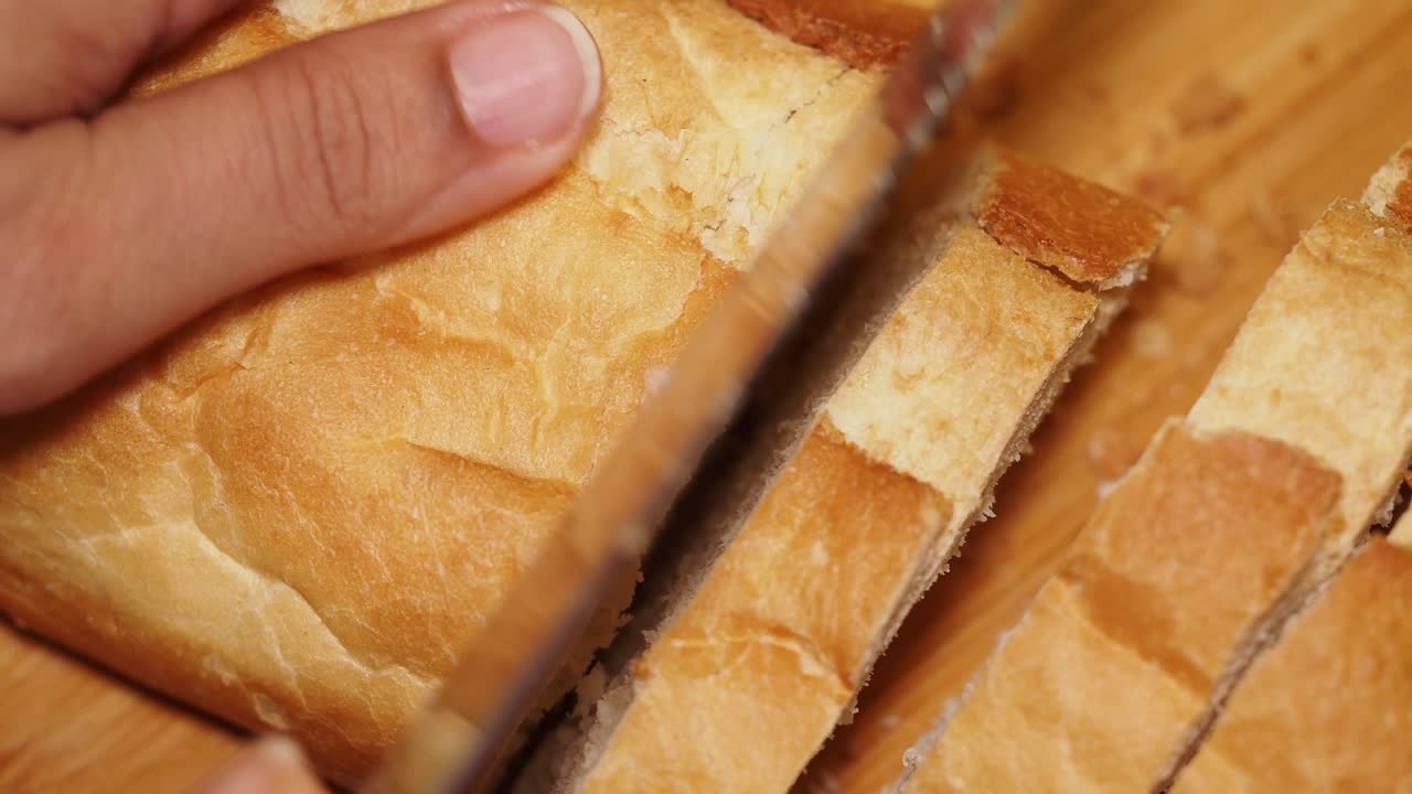 Cutting a baguette