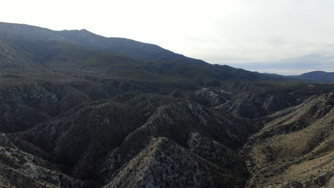 vista aérea del paisaje salvaje del parque nacional de la reserva indígena de california, ee.