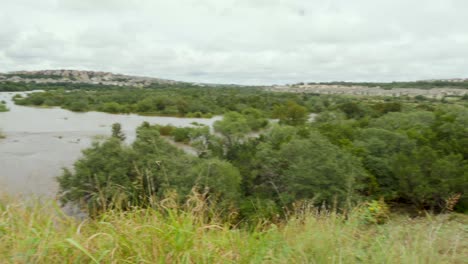 Überschwemmter-Park-Nach-Starkem-Regen