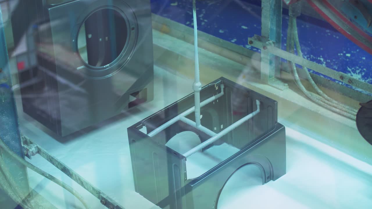 공장에서 세탁기를 염색하는 과정. 가전제품 생산
