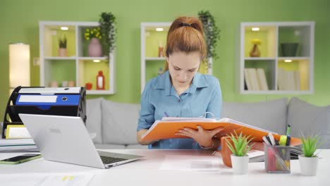 una mujer de negocios feliz y positiva trabajando en su escritorio.