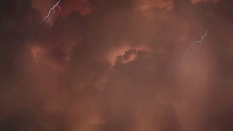 cielo nocturno tormentoso con relámpagos