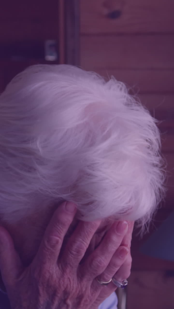 animación de textura gris moviéndose sobre una mujer caucásica anciana devastada