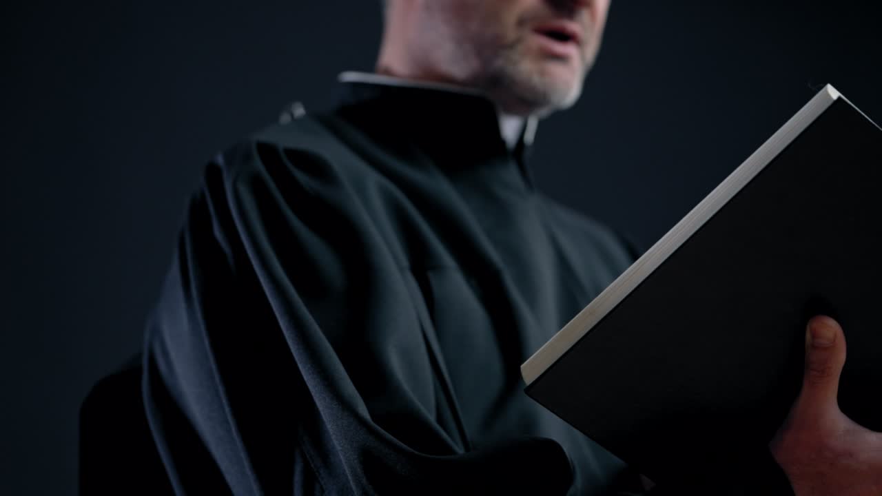 sacerdote cristiano lectura de la biblia y predicación en la iglesia, misa del domingo, fe