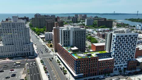 Ein-Langsamer-Luftflug-über-Die-Gebäude-Und-Wolkenkratzer-Auf-Der-Surf-Avenue-In-Brooklyn,-New-York-City