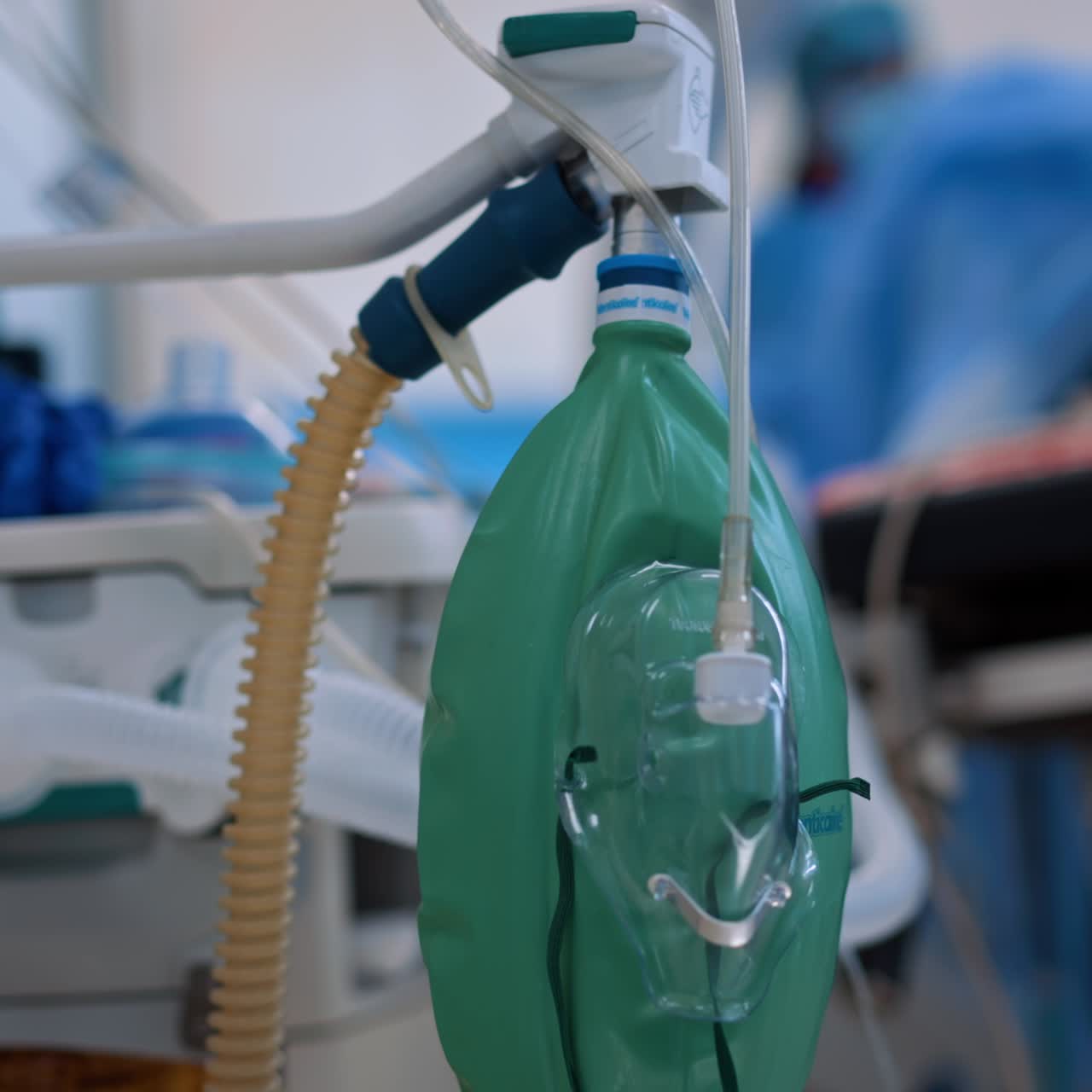 Maschera con valvola a pallone appesa all'apparecchio nella sala operatoria. Primo piano. Sfondo sfocato