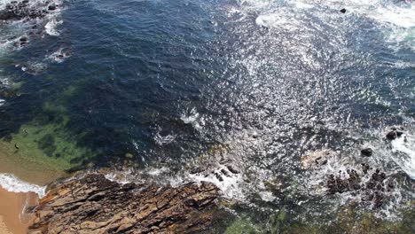 hermosas olas que se rompen en las rocas de un océano azul.