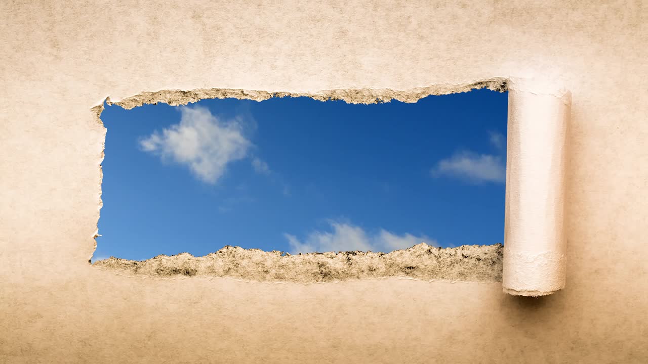 4k 타임  영상으로 푸른 하늘에서 빠르게 움직이는 구름이 오래된 레트로 그런지 빈티지 종이에 어진 가장자리를 가진 구을 통해 볼 수 있습니다.