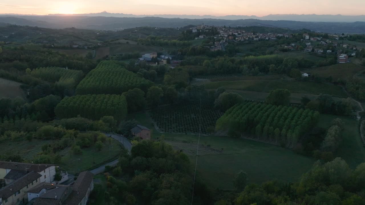 Vue aérienne d'une ville historique perchée du Piémont, Italie du Nord