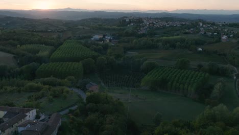 vista aérea de piamonte, ciudad histórica en la cima de una colina en el norte de italia.