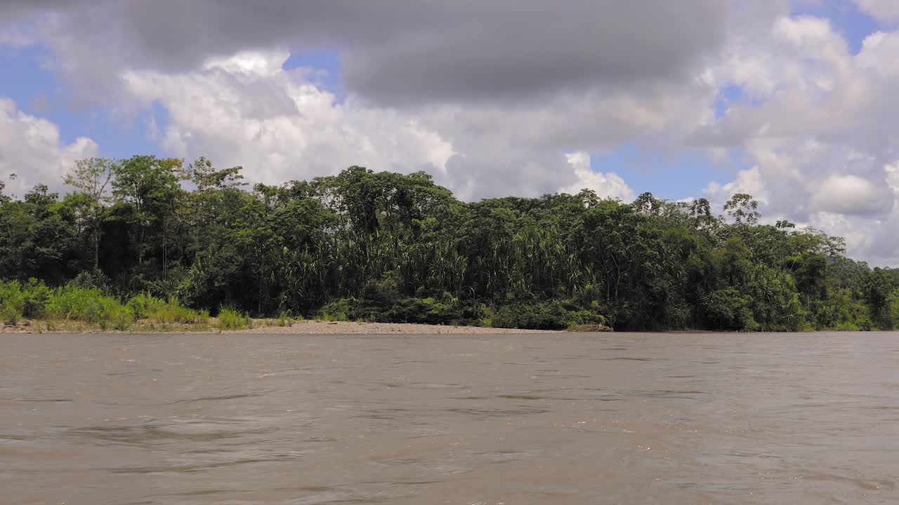 conducir un bote en el río amazonas en perú, américa del sur