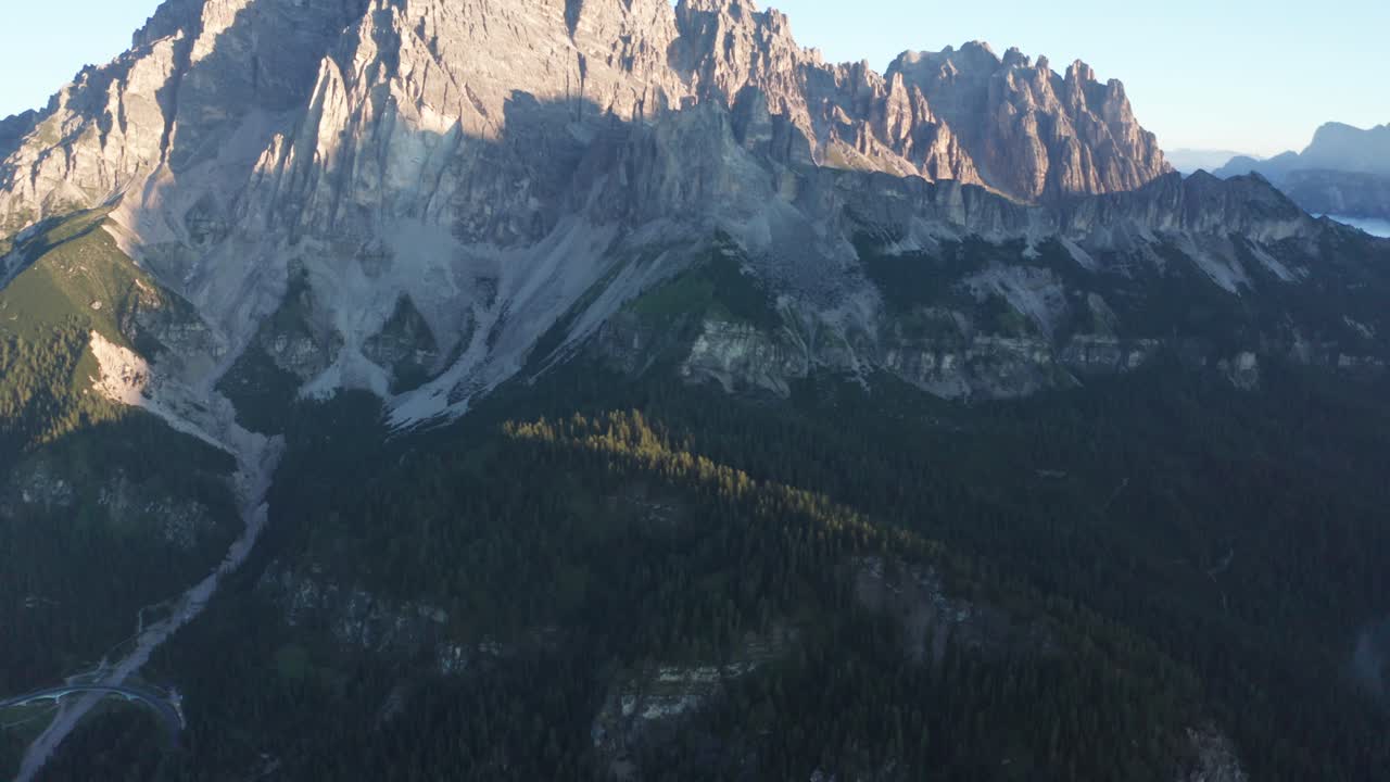 Rivelazione aerea della vetta del Monte Cristallo nelle Dolomiti italiane