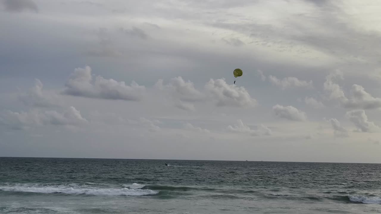 parasailing sobre el océano