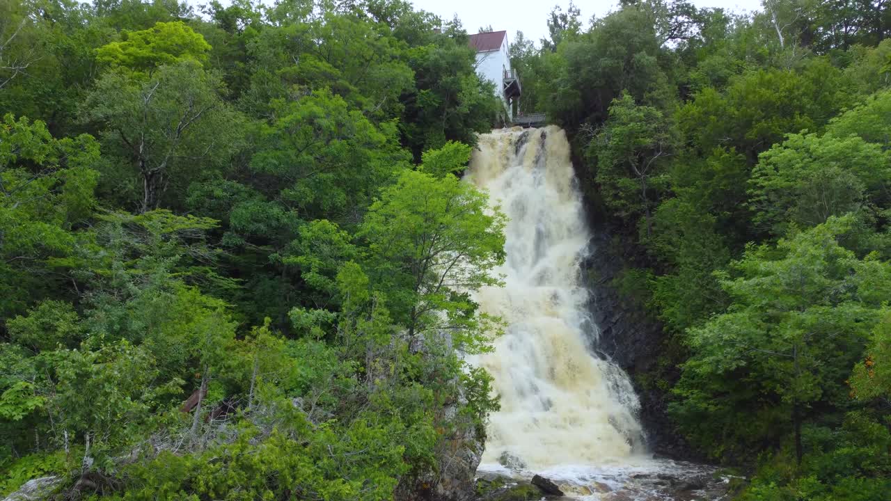 pintoresca cascada canadiense en un hermoso paisaje natural en beaumont, quebec - antena