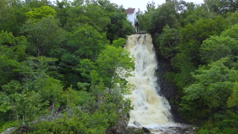 Pintoresca-Cascada-Canadiense-En-Un-Hermoso-Paisaje-Natural-En-Beaumont,-Quebec---Antena