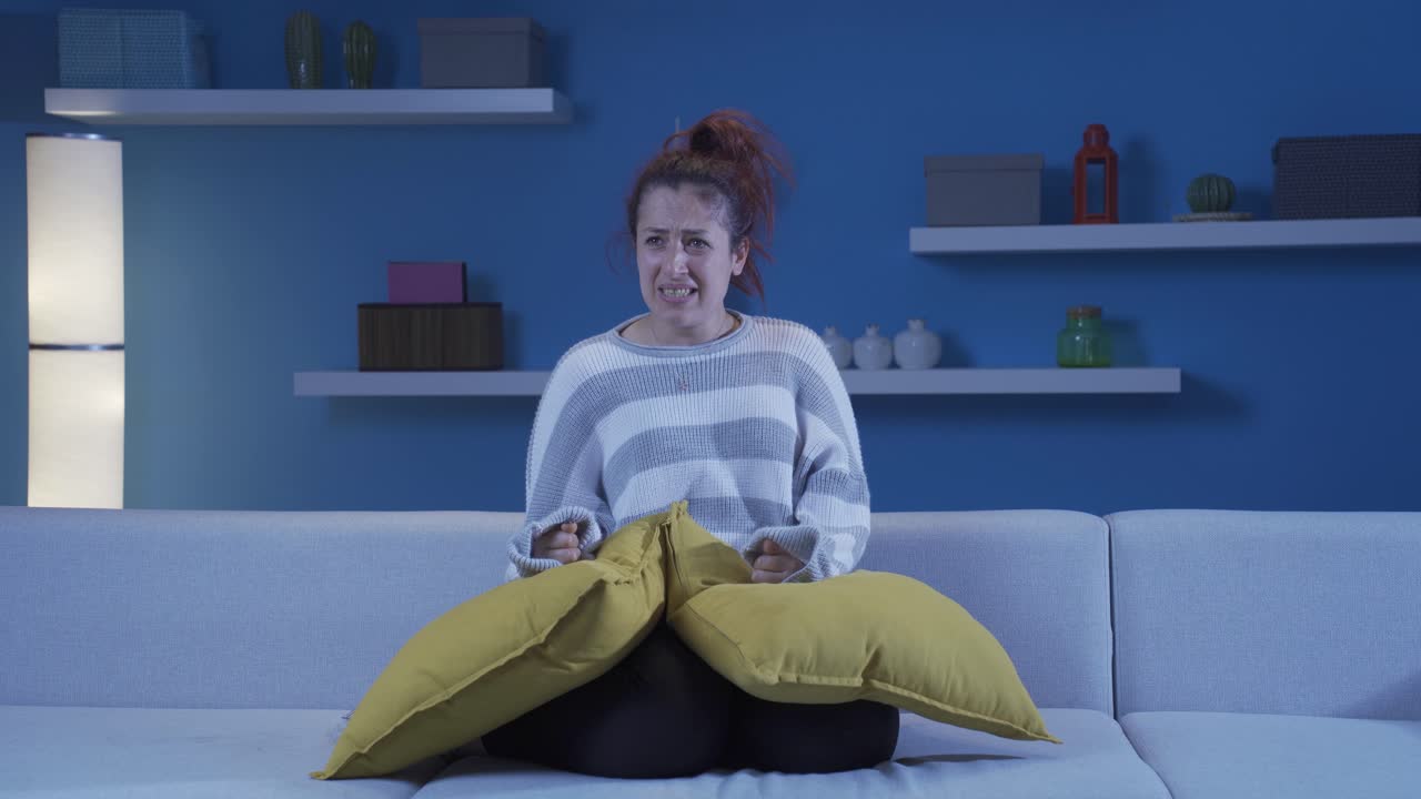 집에서 신경 ⁇ 약을  ⁇ 고 있는 여성이 소리를 지르고 있습니다.